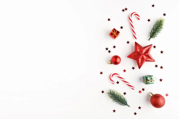 Composición navideña. Bastones de caramelo de Navidad, regalos, bolas y ramas de abeto. Piso tendido, vista superior —  Fotos de Stock