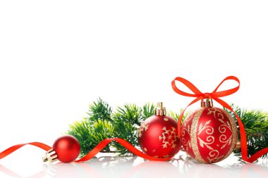 Noel topları ve yıldız izole beyaz arka plan.