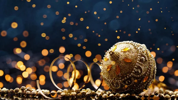 Kerstbal met kerstvonken in het donker. — Stockfoto