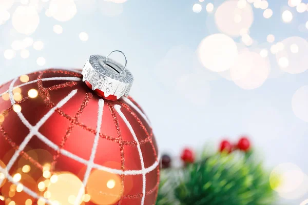 Kerstmis rode bal op blauw licht achtergrond. — Stockfoto