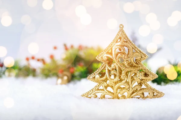 Decoración del árbol de oro de Navidad en nieve real al aire libre. Concepto vacaciones de invierno . —  Fotos de Stock