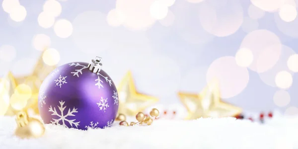 Lila Weihnachtskugel auf glitzerndem Hintergrund — Stockfoto