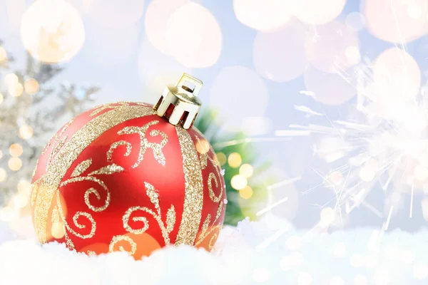 Palla rossa di Natale con decorazione sulla neve — Foto Stock