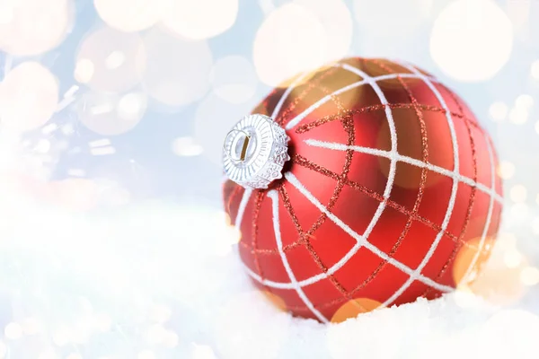 Bola roja de Navidad con adorno en la nieve — Foto de Stock