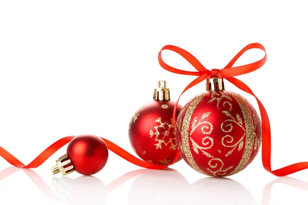 Bola roja de Navidad con lazo sobre fondo blanco — Foto de Stock