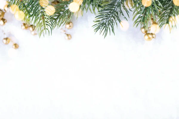 Detailní záběr na vánoční stromek se světlem, sněhová vločka. Vánoce a Nový rok dovolená pozadí. — Stock fotografie