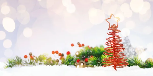 Árbol de Navidad rojo en la nieve con rama de abeto . —  Fotos de Stock