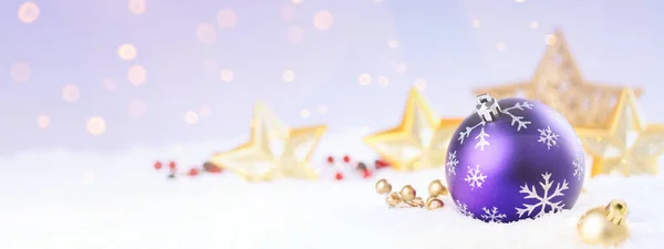Bola de Navidad púrpura en la nieve sobre fondo borroso . —  Fotos de Stock
