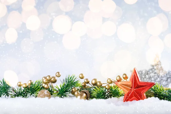 Estrella roja y decoración navideña sobre fondo claro —  Fotos de Stock