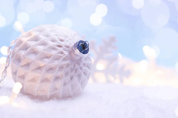 Bola blanca de Navidad con adorno bauble vacaciones de invierno estacionales —  Fotos de Stock