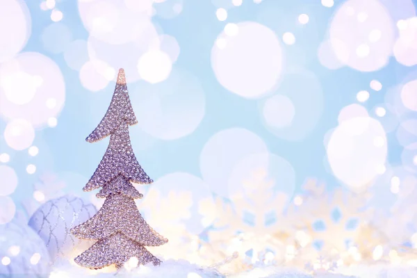Decoración del árbol de plata de Navidad en nieve. Concepto vacaciones de invierno . —  Fotos de Stock