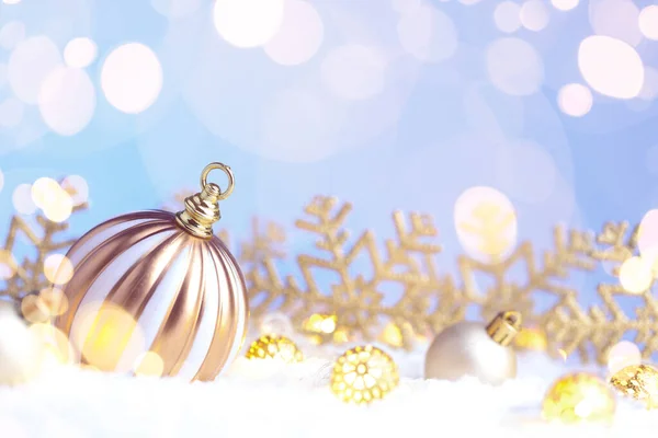 Vánoční červená koule s dekorací na sněhu — Stock fotografie