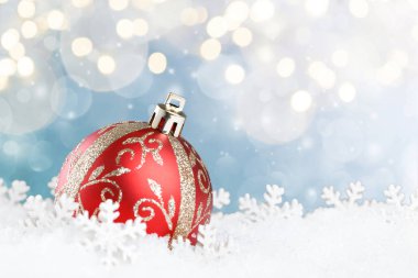 Soyut mavi arkaplanda kar taneleri olan Noel balosu.
