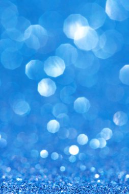 Soyut mavi bokeh ışıkları, odağını kaybetmiş. Noel arkaplanı