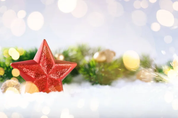 Jasne Boże Narodzenie kompozycja z czerwoną gwiazdą na śniegu — Zdjęcie stockowe