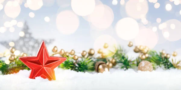 Composição de Natal brilhante com estrela vermelha na neve — Fotografia de Stock