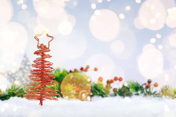 Árbol de Navidad rojo en la nieve con rama de abeto . —  Fotos de Stock