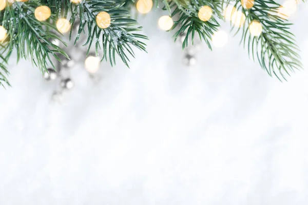 Zbliżenie choinki z lekkim płatkiem śniegu. Boże Narodzenie i Nowy Rok tle wakacje. — Zdjęcie stockowe