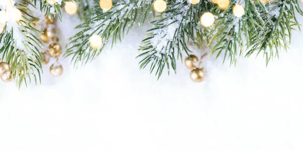 크리스마스와 신년 눈이 내리는 배경. 녹색 잔가지 테두리. — 스톡 사진