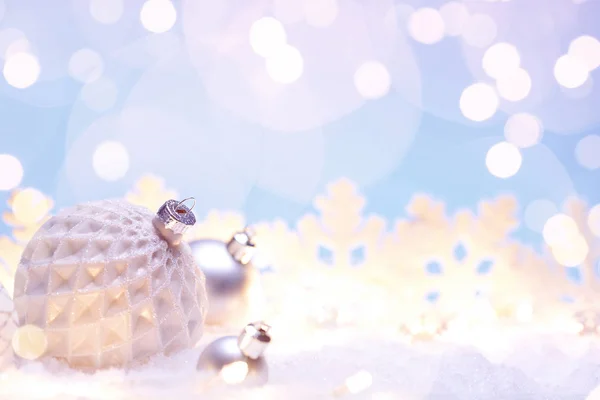 Boule blanche de Noël avec flocons de neige sur neige . — Photo