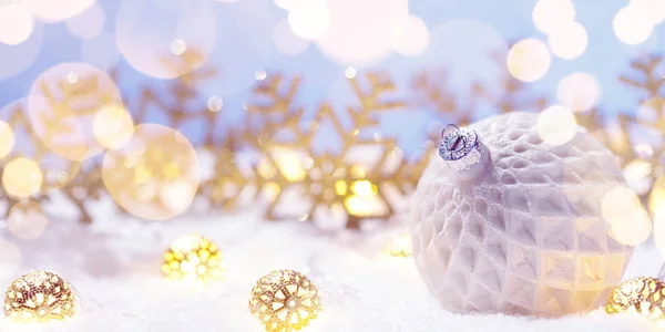 Palla bianca di Natale con fiocchi di neve su sfondo blu — Foto Stock