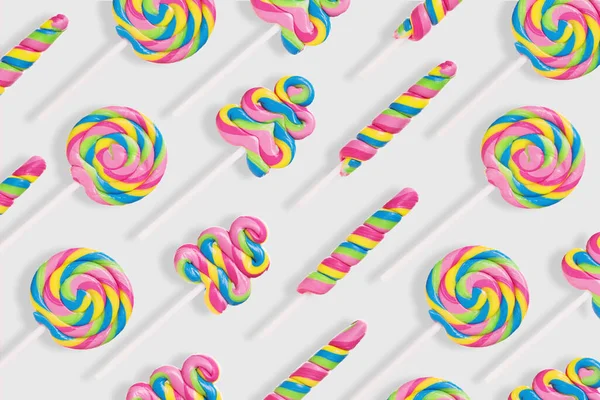 Las piruletas de colores están en fila. Decoración festiva con caramelos — Foto de Stock