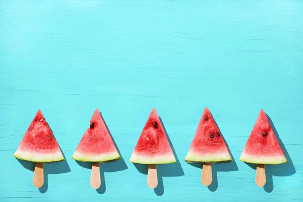 Vodní meloun plátek nanuky na modrém pozadí — Stock fotografie