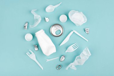 Mavi arka planda plastik atık toplama. Plastik ve ekolojinin geri dönüşümü kavramı.