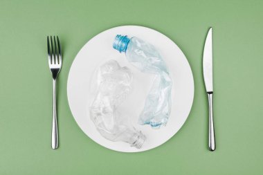 Tabakta plastik ve organik çöp var.