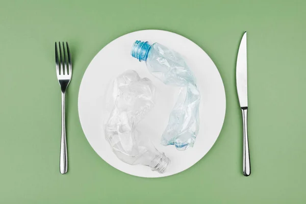 Basura plástica y orgánica en el plato — Foto de Stock