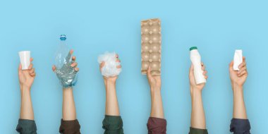 Çöp ayıklama ve ekoloji kavramı. Web sitesi afişi için fotoğraf. Elleri farklı çöp tutuyor.