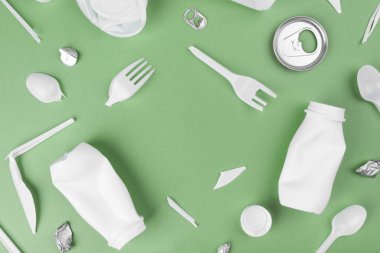 Yeşil arka planda plastik atık toplama. Plastik ve ekolojinin geri dönüşümü kavramı.