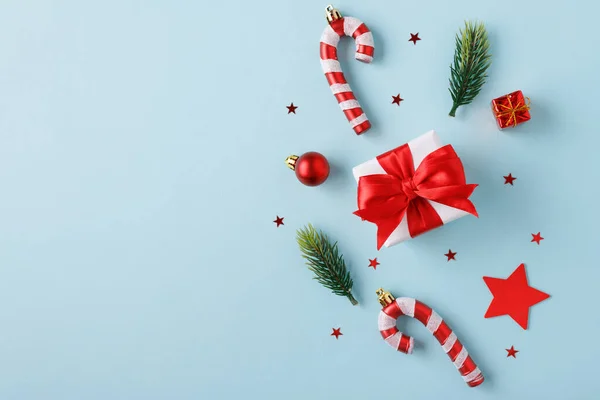 Geschenk-Box mit Weihnachtsdekoration auf blauem Hintergrund — Stockfoto