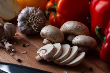 Kopyalama alanı natürmort ile ahşap zemin üzerinde taze organik sebze sepeti içerir