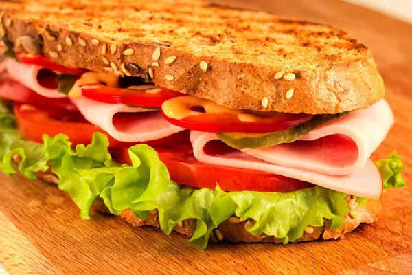 Füme hindi ve marullu ev yapımı sandviç.