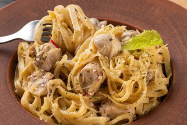Tavuk ve mantarlı İtalyan makarnası.