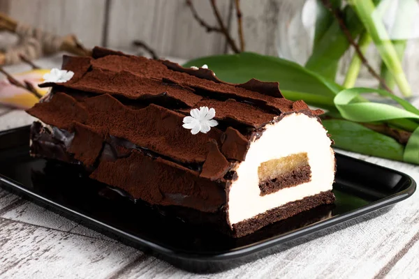 Yule log kek Çikolata yaprakları bir Noel tablo ile dekore edilmiş