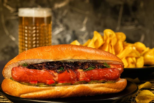 Sosis bardak bira ile ahşap tahta üzerinde patates kızartması ile