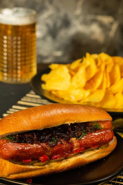 Sosis bardak bira ile ahşap tahta üzerinde patates kızartması ile
