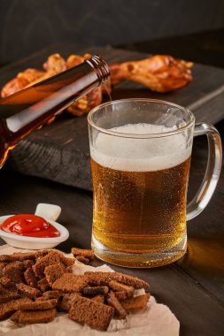 bira, hapşırık ve tavuk