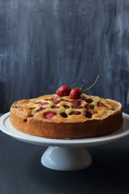 Çilekli pasta siyah bir arka plan üzerinde