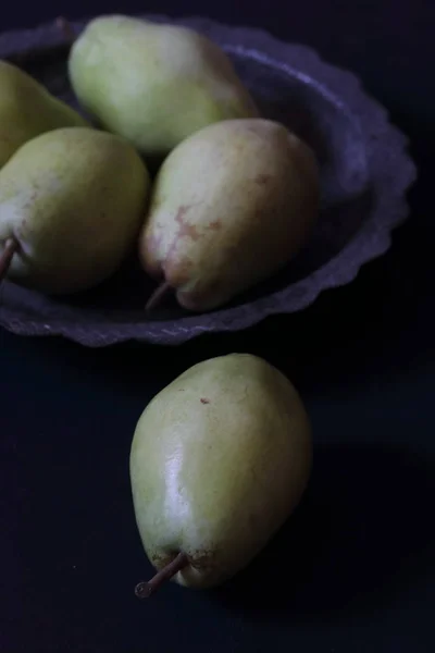 Peren Een Plaat Een Zwarte Achtergrond — Stockfoto