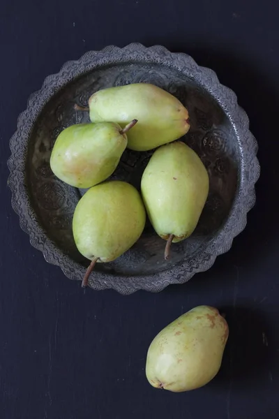 Peren Een Plaat Een Zwarte Achtergrond — Stockfoto