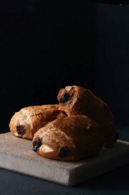 Ev yapımı çikolatalı kruvasan hamur işi