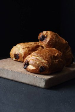 Ev yapımı çikolatalı kruvasan hamur işi