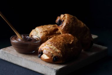 Ev yapımı çikolatalı kruvasan hamur işi