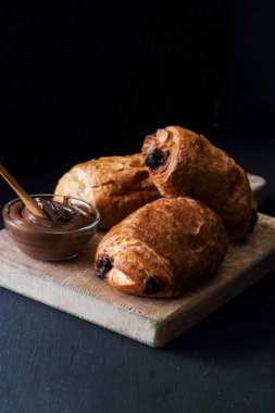 Ev yapımı çikolatalı kruvasan hamur işi