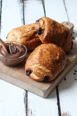 Ev yapımı çikolatalı kruvasan hamur işi