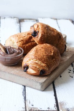 Ev yapımı çikolatalı kruvasan hamur işi