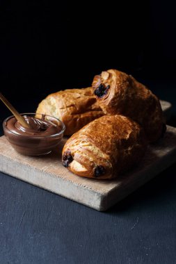 Ev yapımı çikolatalı kruvasan hamur işi